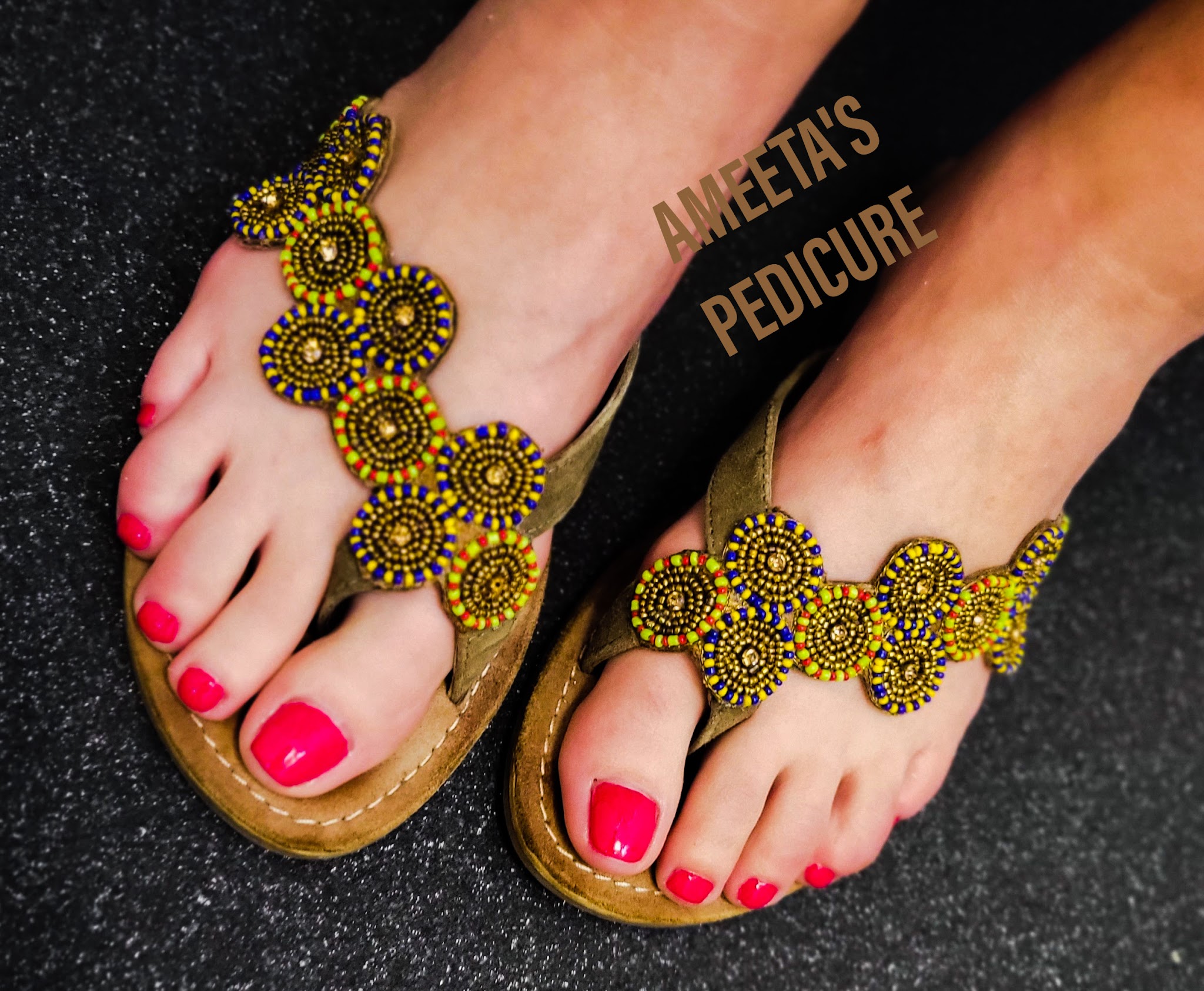 Rode nagellak in gouden sandalen met kralen, met het opschrift Ameeta's Pedicure