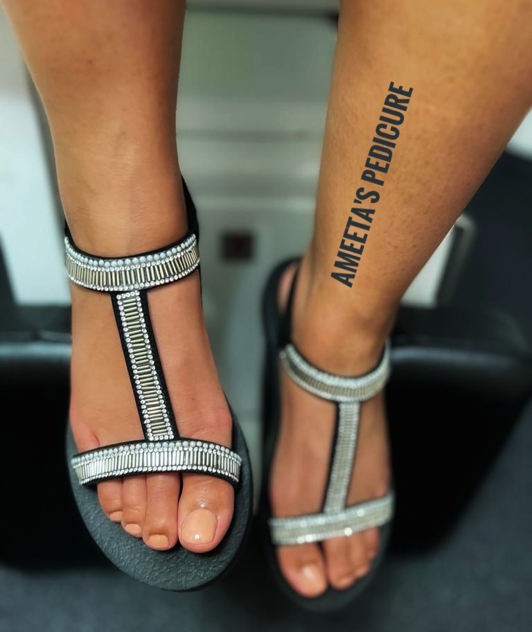 Verzorgde naturel nagels in zilveren sandalen